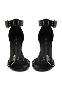 Sandali neri con punta aperta, cinturini alla caviglia e fibbie argentate, con occhielli metallici su entrambi i cinturini.