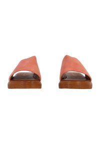 Sandali a ciabatta in suede corallo con design open toe, suola in legno e texture liscia, caratterizzati da una silhouette minimalista e senza ulteriori decorazioni.