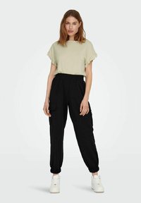 ONLY MIT KURZEN ÄRMELN GERÜSCHTES - T-shirt basic - sandshell