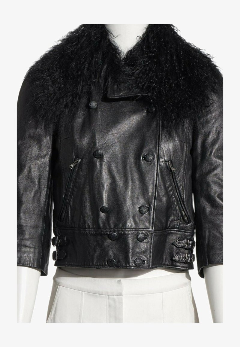 Veste courte en cuir noir avec des boutons croisés, des poches latérales zippées, des sangles avec boucle et un grand col en fourrure bouclée.