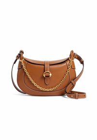 Borsa a spalla in pelle marrone con una forma curva, accentuata da una catena dorata, cuciture a contrasto e una tracolla regolabile.
