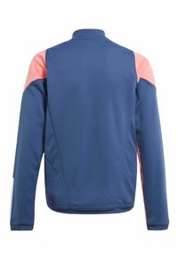 Granatowa kurtka z różowymi akcentami na ramionach, o usztywnionym kroju, długich rękawach i wysokim kołnierzu. Miękki materiał o gładkiej fakturze.