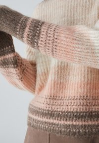 Strickpullover mit einer Mischung aus hellrosa, creme und braunen Streifen, mit strukturierten Mustern und einem lässigen Schnitt. Aus weichem Wollmaterial.