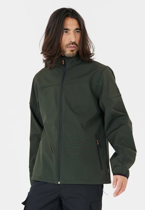 Mørkegrøn softshell-jakke med høj krave, fuld lynlås og lynlåsede lommer. Har en glat tekstur og minimalistisk design.