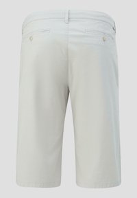 Shorts en coton gris clair avec une coupe droite, dotés de deux poches arrière et de détails de couture subtils, affichant une texture lisse.