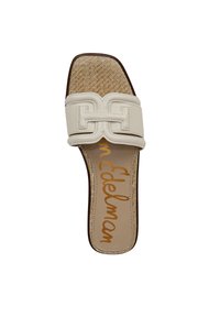 Infradito color crema con una soletta intrecciata texturizzata, una fascia larga con un motivo ad incastro e una suola marrone chiaro.