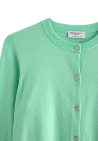 Mintgrön kofta i mjukt tyg, med rund halsringning, knäppning fram med ljusa knappar, och ribbstickade ärmslut.