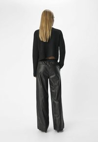 Object MIT WEITEM BEIN BESCHICHTETE - Pantalon classique - black