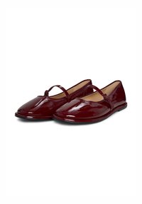 Ballerine in pelle verniciata color bordeaux con punta tonda, una fascia decorativa sulla parte superiore del piede e una finitura liscia e lucida.