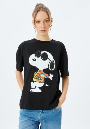 Zwarte katoenen T-shirt met een grote afbeelding van een cartoonhond in een zonnebril en een kleurrijk 'JOE COOL' shirt. Korte mouwen, ontspannen pasvorm.