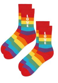Kolorowe skarpetki w paski z czerwoną mankietą i palcem, z poziomymi pasami w kolorach tęczy oraz napisem "LOVE" na białym tle.