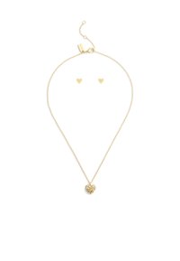 Collier doré avec un pendentif en forme de cœur orné d'un cluster de pierres claires, assorti de boucles d'oreilles en cœur dorées.