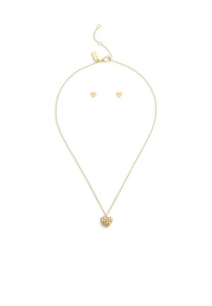 Collana in tono oro con un pendente a forma di cuore decorato con un gruppo di gemme trasparenti, abbinata a orecchini a perno a forma di cuore in oro.