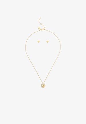 Gouden halsketting met een hartvormige hanger die een cluster van heldere stenen toont, gecombineerd met bijpassende gouden hartvormige studoorbellen.
