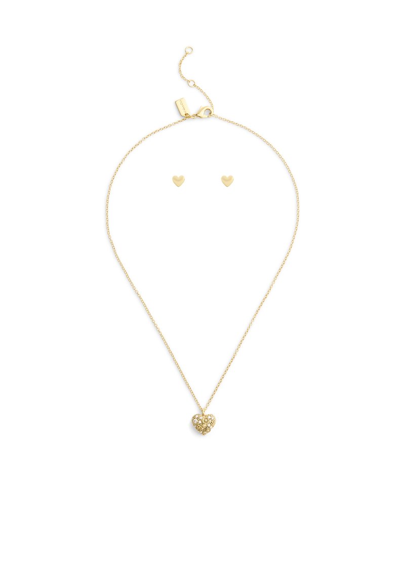 Collier doré avec un pendentif en forme de cœur orné d'un cluster de pierres claires, assorti de boucles d'oreilles en cœur dorées.