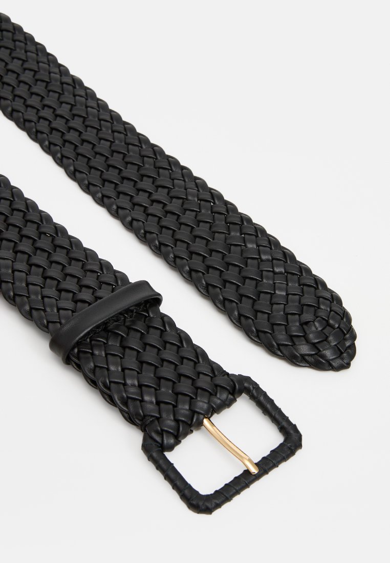 Schwarzer gewebter Ledergürtel mit einer rechteckigen Schnalle aus goldfarbenem Metall. Das Material zeigt ein strukturiertes geflochtenes Muster.