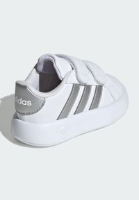 adidas Sportswear GRAND COURT 2.0 - Scarpe primi passi - cloud white   matte silver   cloud white