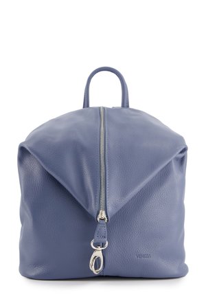 Sac à dos en cuir bleu avec une forme structurée, une poignée supérieure et une fermeture éclair à l'avant. Présente un cuir texturé et une tirette de fermeture éclair en métal argenté.