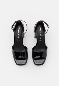 Paire de chaussures à talon bloc en cuir verni noir à bout ouvert, avec brides autour de la cheville et bouts carrés, taille 37, vue de dessus.
