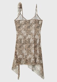 Robe à motifs marron avec bretelles spaghetti et un détail à volants. Tissu doux et léger qui tombe élégamment avec un ourlet asymétrique.