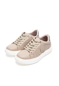 Krémové syntetické tenisky s hladkým povrchem, kulatou špičkou, bílou gumovou podrážkou, šněrováním vpředu a stříbrným akcentem na patě.