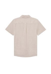 Camisa de manga corta color beige claro con una textura suave, cuello con muesca, dobladillo curvado y detalle de pliegue en el centro de la parte posterior.
