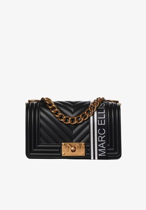 Sac à main matelassé noir avec une chaîne dorée, un fermoir doré et un accent rayé noir et blanc portant la mention "MARC ELLIS."
