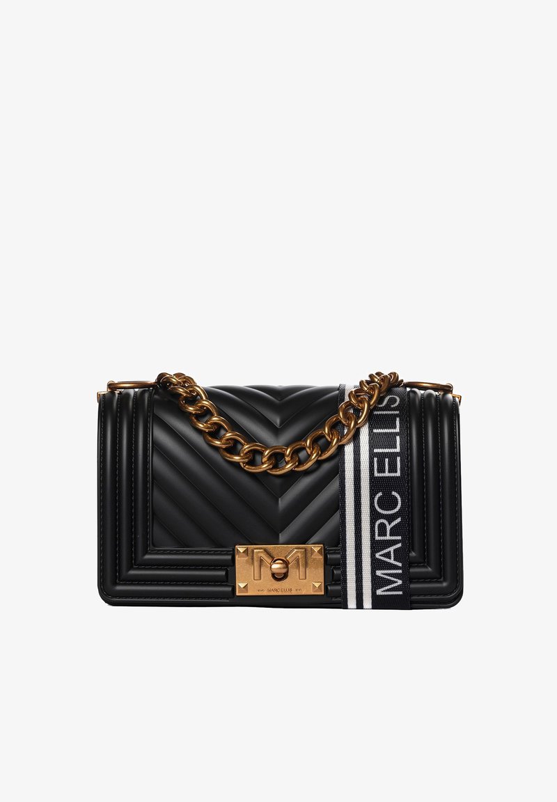 Zwarte gewatteerde handtas met een gouden kettingriem, een gouden sluiting en een zwart-wit gestreepte accent met "MARC ELLIS."