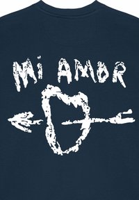 Sweat-shirt bleu marine avec un graphique texturé blanc présentant le texte « Mi Amor » et une forme de cœur transpercée par une flèche.