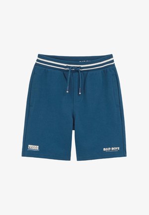 Pantalones cortos casuales azules con cintura elástica de rayas, cordón, bolsillos laterales y logotipos de texto "Soccer League" y "Bad Boys" en la parte delantera.