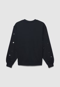 Schwarzer Pullover mit Rundhalsausschnitt, der an den Ärmeln mit ausgefransten Löchern versehen ist. Aus Baumwolle, mit gerippten Bündchen an Ärmeln und Saum.