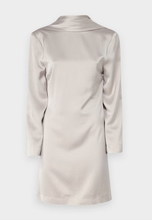 Saténové šaty ve světle béžové barvě s límečkem, dlouhými rukávy a rovnými střihy. Hladká textura a minimalistický design.