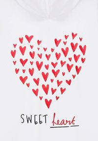 Felpa bianca con cappuccio caratterizzata da un design a forma di cuore rosso composto da cuori di diverse dimensioni e il testo "SWEET heart" in caratteri neri e rossi.
