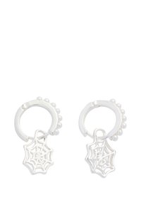 Orecchini a cerchio in argento con un ciondolo a forma di ragnatela. Accentuati da piccole perle bianche sul cerchio. Design aperto con dettagli intricati.