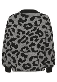 Pull en maille grise avec un motif léopard noir. Poignets et col noirs côtelés, coupe décontractée, tissu texturé à l'apparence douce.