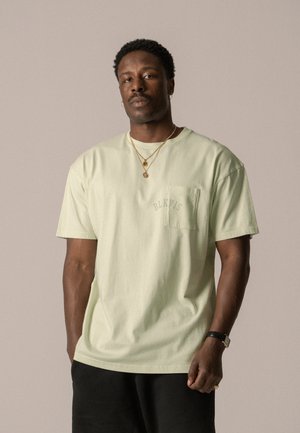LOGO POCKET TEE UNISEX - T-shirts - meadow mist