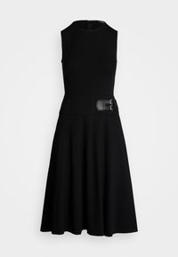 Svart ärmlös klänning med åtsittande liv, utsvängd kjol och ett brett bälte med dubbla spännen vid midjan. Slät tygstruktur.