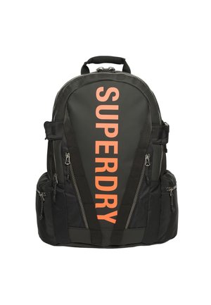Schwarzer Rucksack mit orangefarbenem vertikalem "SUPERDRY"-Text, mehreren Reißverschlussfächern und gepolsterten Schultergurten.