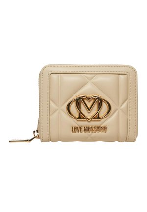 Portafoglio beige trapuntato con logo Love Moschino dorato e chiusura con cerniera su sfondo bianco.