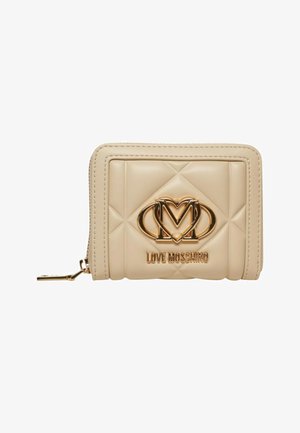 Portafoglio beige trapuntato con logo Love Moschino dorato e chiusura con cerniera su sfondo bianco.