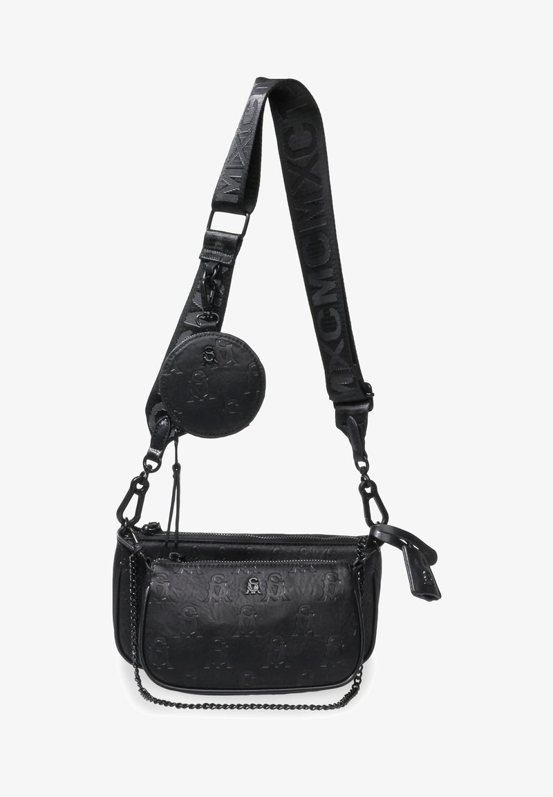 Sort læder crossbody taske med præget logo mønster, aftagelig rund pung, kæde og justerbar strop, lynlås lukning og struktureret finish.