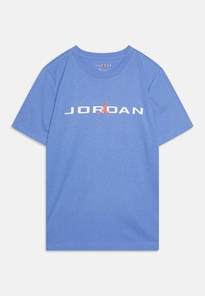 T-shirt bleu à manches courtes avec texte blanc "JORDAN" et un petit logo Jumpman rouge au centre de la poitrine.