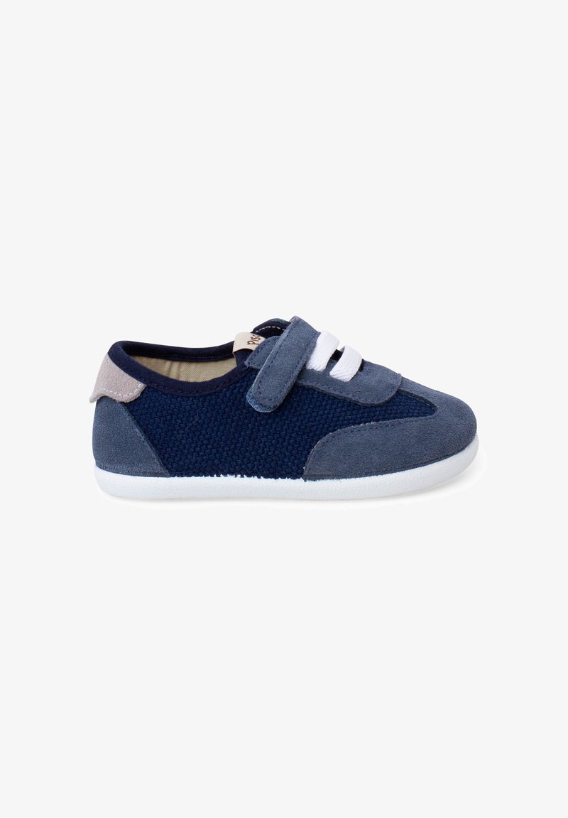 Basket enfant bleu marine avec lacets blancs, côté en mesh bleu marine, bout et talon en suède gris, et fermeture à scratch.