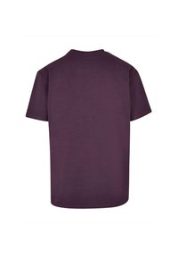 Unisex T-Shirt mit kurzen Ärmeln aus tiefviolettem Baumwollstoff. Rundhalsausschnitt, gerader Schnitt, glatte Textur ohne sichtbare Muster oder Akzente.