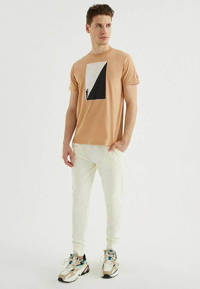 Herren Trainingsanzüge | WESTMARK LONDON Jogginghose indian tan/camel - ZS34121 Herren Trainingsanzüge | WESTMARK LONDON Jogginghose indian tan/camel - ZS34121