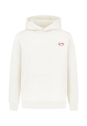 Hvid hoodie lavet af blødt stof, med en frontlomme, ribbede manchetter og et lille rødt grafisk logo på venstre bryst.
