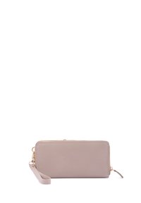 Portafoglio in pelle beige con chiusura a zip, forma rettangolare slim, tracolla e dettagli in metallo dorato. Texture liscia.