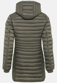 Padded olijfgroene jas met een ritssluiting capuchon, ribbelmanchetten en verticale gestikte secties, met een gladde, glanzende stofstructuur.