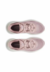 Baskets de sport rose clair avec une tige en mesh respirant, bout rond, lacets visibles et une semelle blanche rembourrée avec des accents texturés.