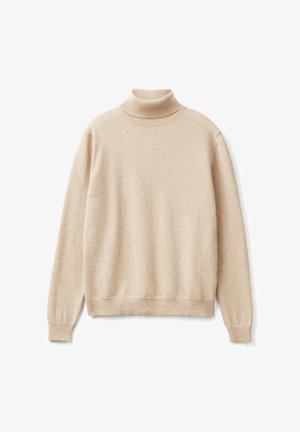 Beżowy sweter z golfem wykonany z miękkiej dzianiny, z prążkowanym kołnierzem i mankietami, w luźnym kroju i prostym wykończeniu.